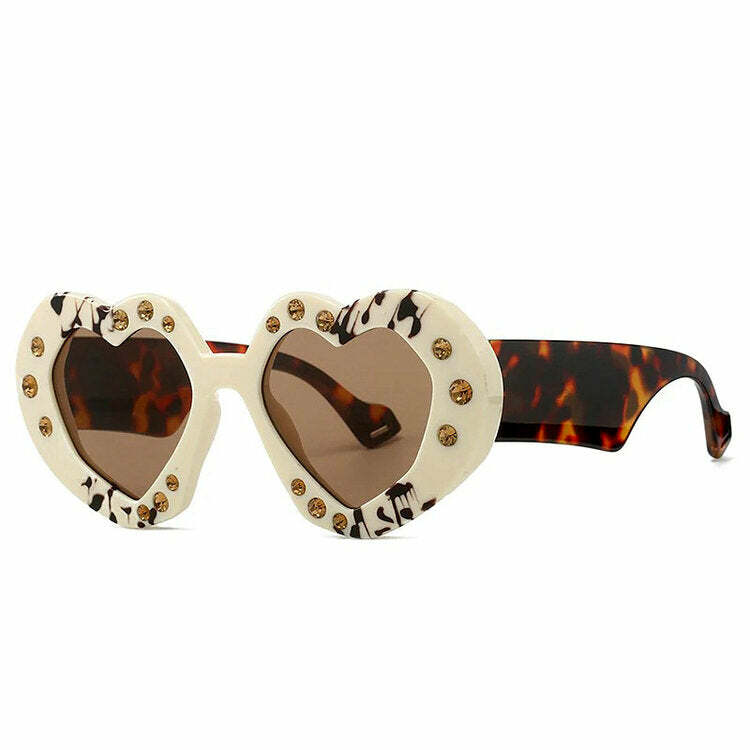 Y2K Grunge Style Bold Heart-Shaped Sunglasses for Trendy Outfits