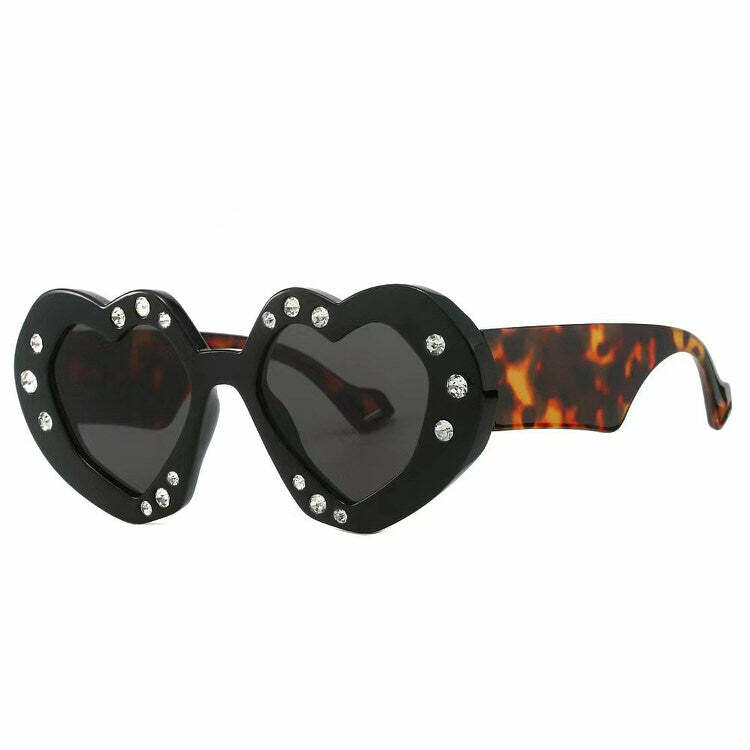 Y2K Grunge Style Bold Heart-Shaped Sunglasses for Trendy Outfits